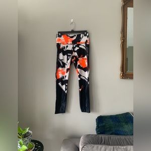 Underarmour leggings - black and orange, M. Slightly worn, in great condition.